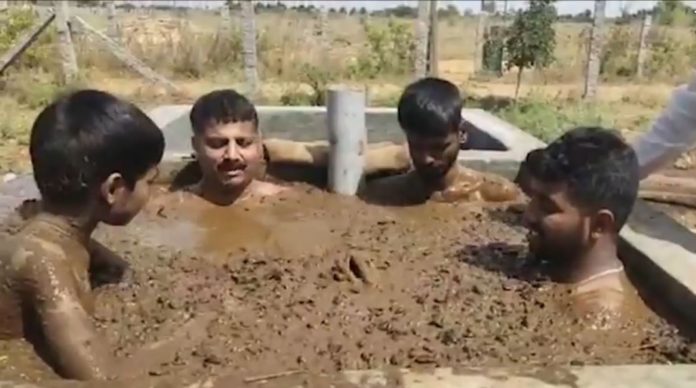 Indianos tomam banho de esterco de vaca