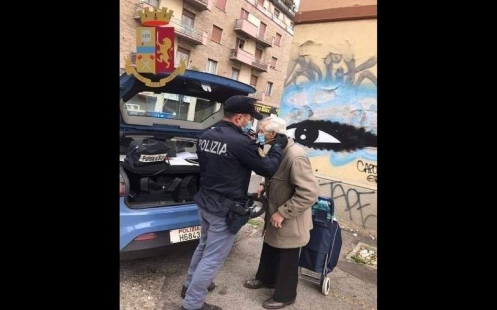 Policia ajuda idoso a colocar máscara